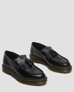 Adrian Yellow Stitch Smooth läderloafers med tofs in Svart