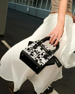 Extra Small-handväska i Dalmatian Hair On-läder in Cream & Svart