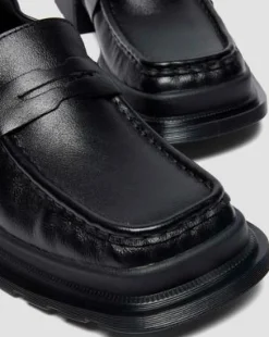 MAYBOLE LOAFERS I PLISSERAT LÄDER MED FYRKANTIGA TÅR in Svart
