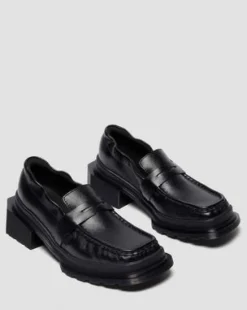 MAYBOLE LOAFERS I PLISSERAT LÄDER MED FYRKANTIGA TÅR in Svart