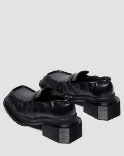 MAYBOLE LOAFERS I PLISSERAT LÄDER MED FYRKANTIGA TÅR in Svart