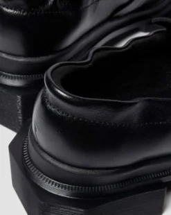 MAYBOLE LOAFERS I PLISSERAT LÄDER MED FYRKANTIGA TÅR in Svart